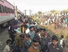 भारतको महाराष्ट्रको जलगाउँ जिल्लामा  रेल दुर्घटना हुदाँ १३ जनाको मृत्यु , सात  घाईते