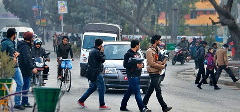 जथाभावी बाटो काट्दै हुनुहुन्छ ? रु २०० जरिवानामा पर्नुहोला