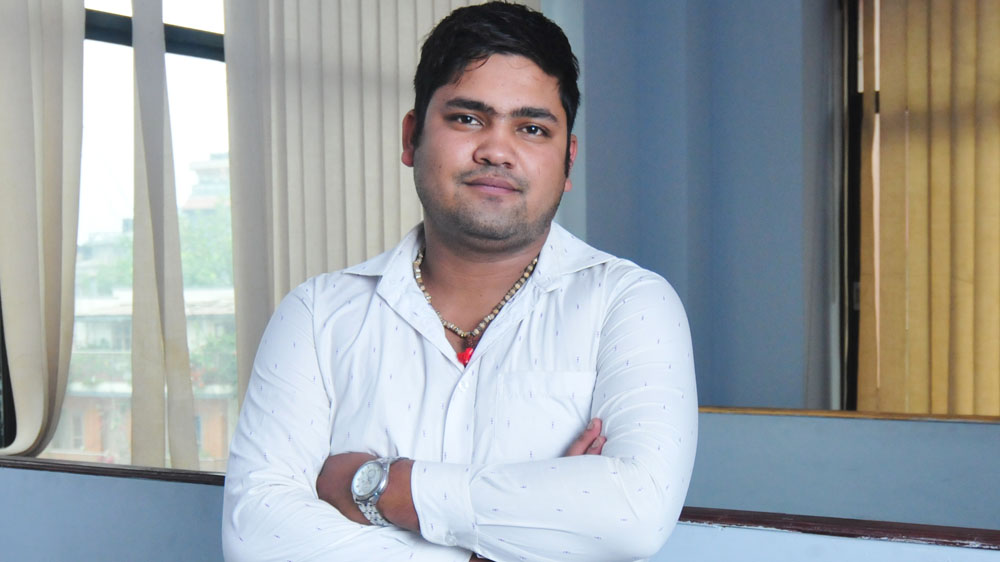 कपडा सिलाउँदै एमबिबिएस टपर
