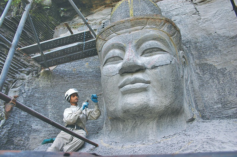 जापानमा बुद्धको विशाल मूर्ति कुँद्दै नेपाली कलाकार