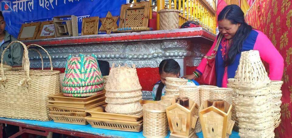 पहरी समुदायले निर्माण गरेको बेतबाँसमा आधारित हष्तकला प्रर्दशनी